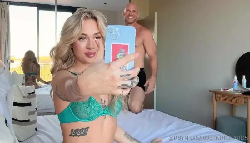 Robyn Richards – New Sextape with Johnny Sins Video Leaked